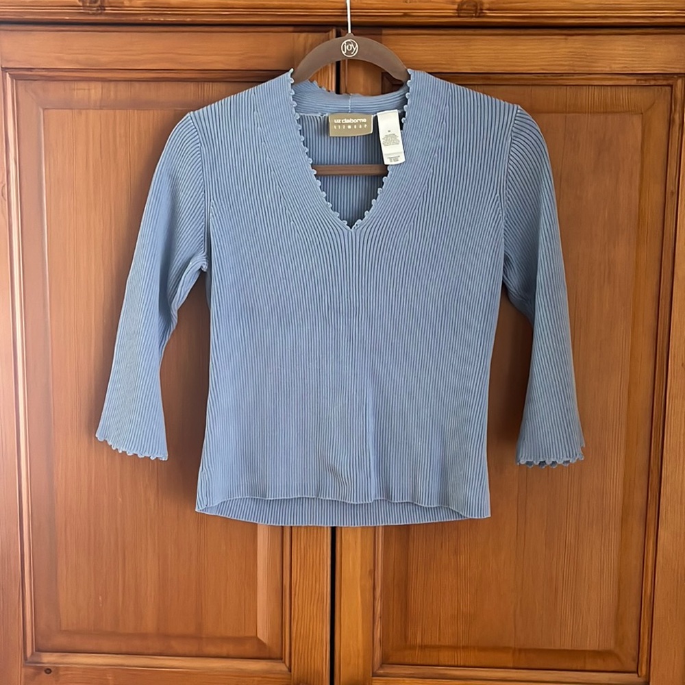 Liz Claiborne size M blue sweater 3/4 sleeve in very good condition